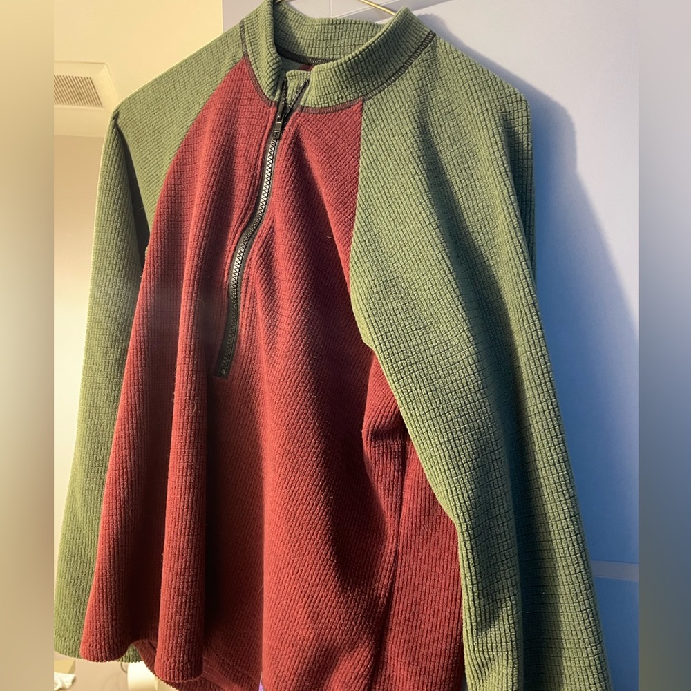 Quarter zip melly! Used but good condition. Air dried only.